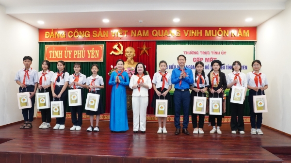 Hình ảnh cho bài viết Thường trực Tỉnh ủy tổ chức gặp mặt đại biểu Cháu ngoan Bác Hồ tỉnh Phú Yên năm 2025